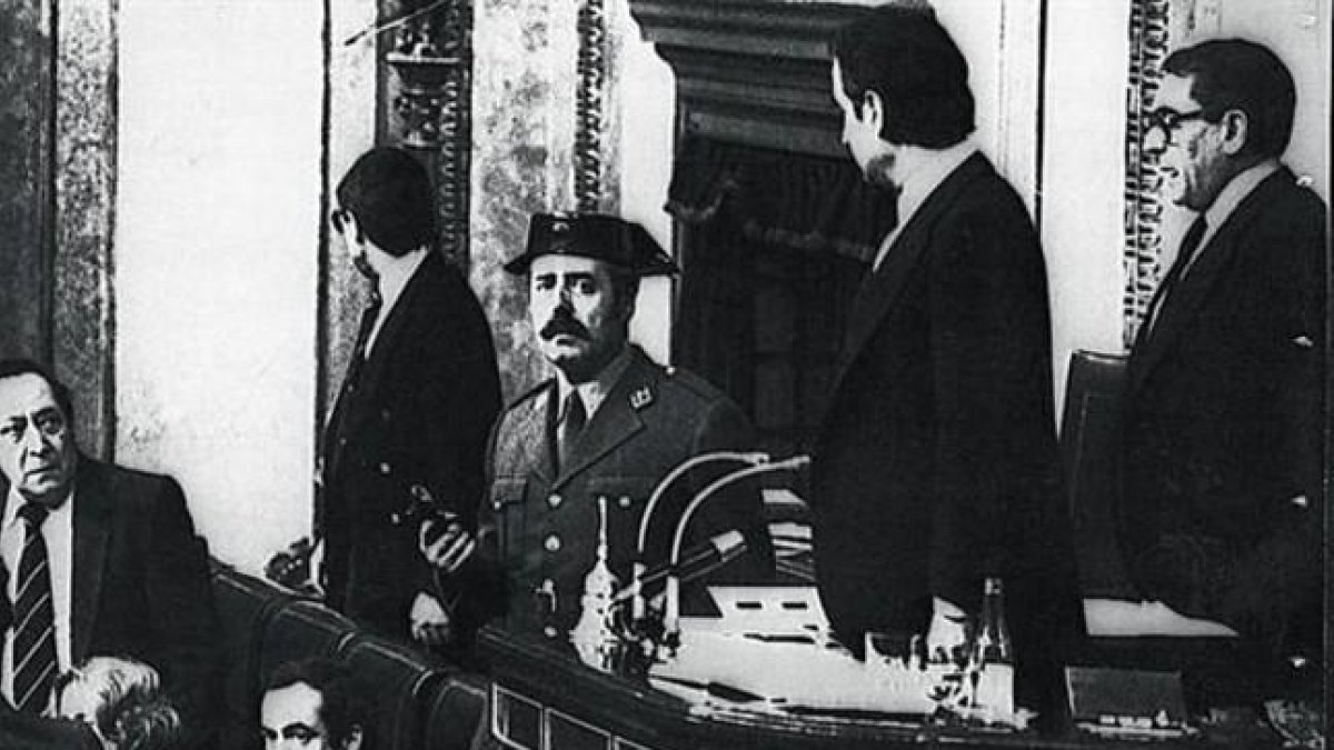 El teniente coronel Antonio Tejero, pistola en mano, en la tribuna del Congreso durante la intentona del 23 de febrero de 1981.-ARCHIVO