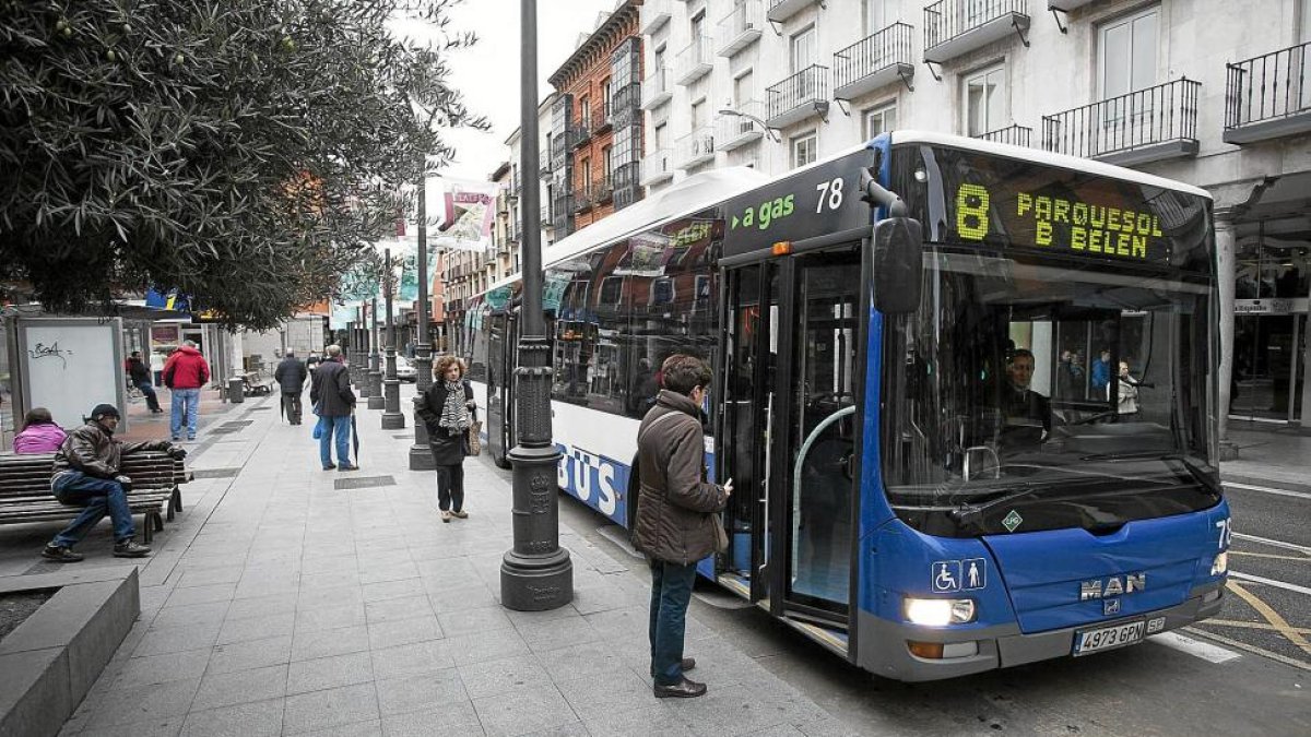 Una mujer se dispone a subir a un autobús.-PHOTOGENIC