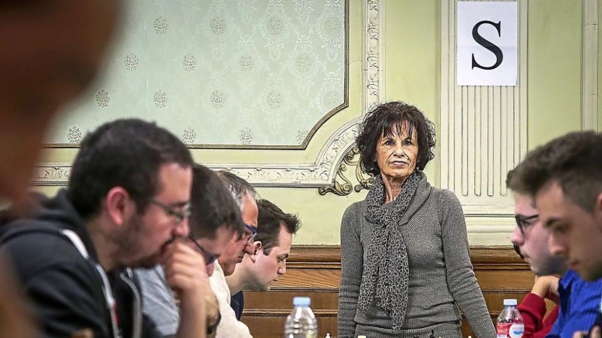 Rosa Velasco posa al final de una mesa de juego durante una competición de ajedrez celebrada en el antiguo Casino de Valladolid.-MIGUEL ÁNGEL SANTOS