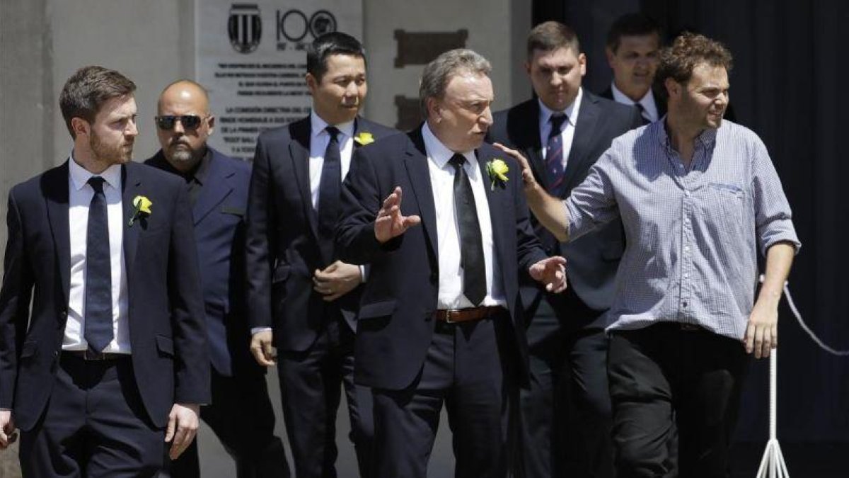 Neil Warnock, el técnico del Cardiff, en el funeral de Sala.-