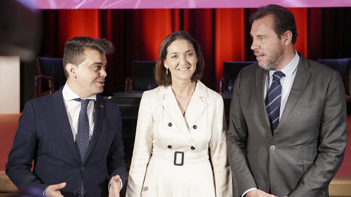Reyes Maroto, Óscar Puente y Pedro Ruiz Aragoneses en la inauguración del II Congreso de la Industria Alimentaria de Vitartis. / ICAL