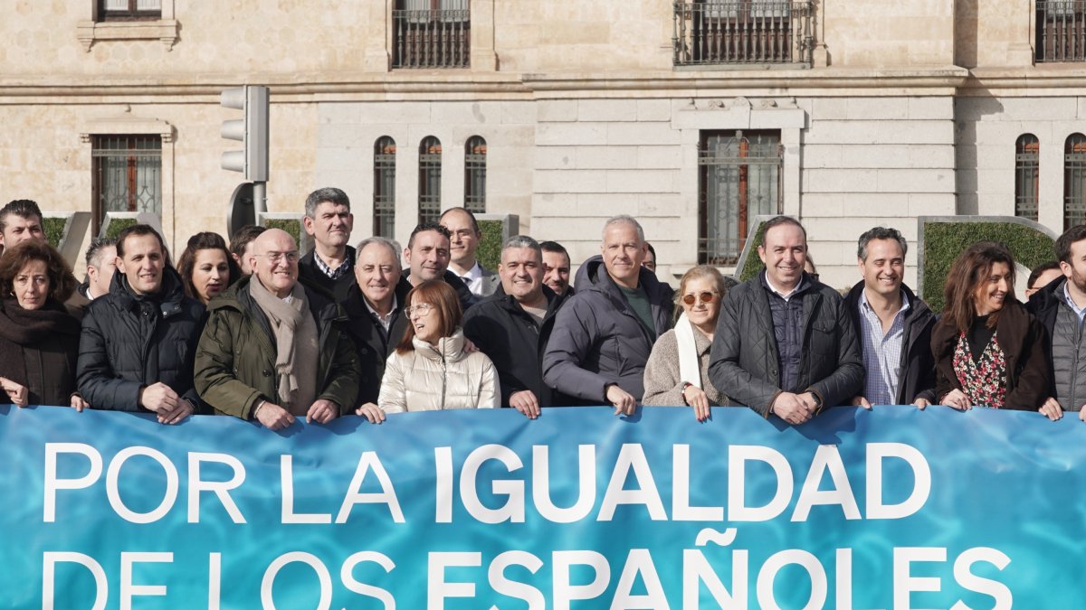 Los alcaldes del Partido Popular de Valladolid posan tras el acto de firma del manifiesto por la igualdad