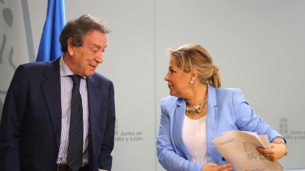 La vicepresidenta y portavoz del Gobierno regional, Rosa Valdeón, informa del contenido del Consejo de Gobierno junto al consejero de Presidencia, José Antonio de Santiago Juárez-ICAL