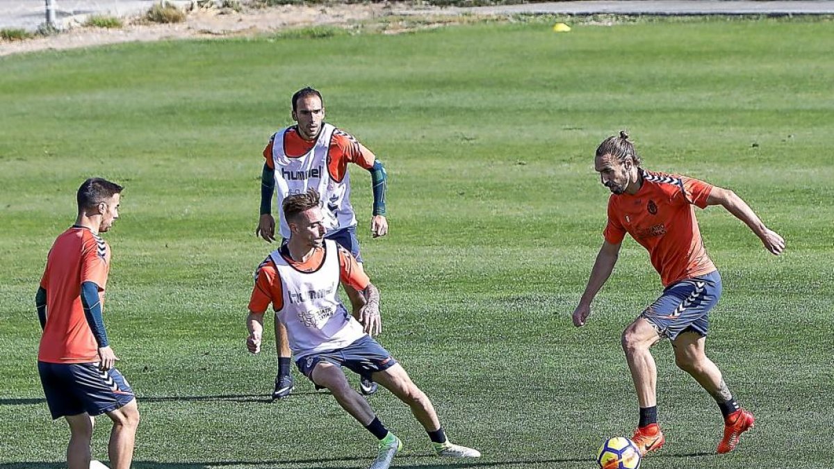 Calero defiende a Borja, ante la mirada de Nacho, durante el entrenamiento de ayer.-J.M. LOSTAU