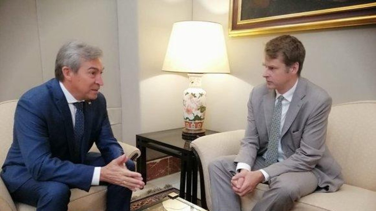 El embajador británico en España, Hugh Elliot (derecha), en una reunión con el delegado de Gobierno en Andalucía.-EUROPA PRESS