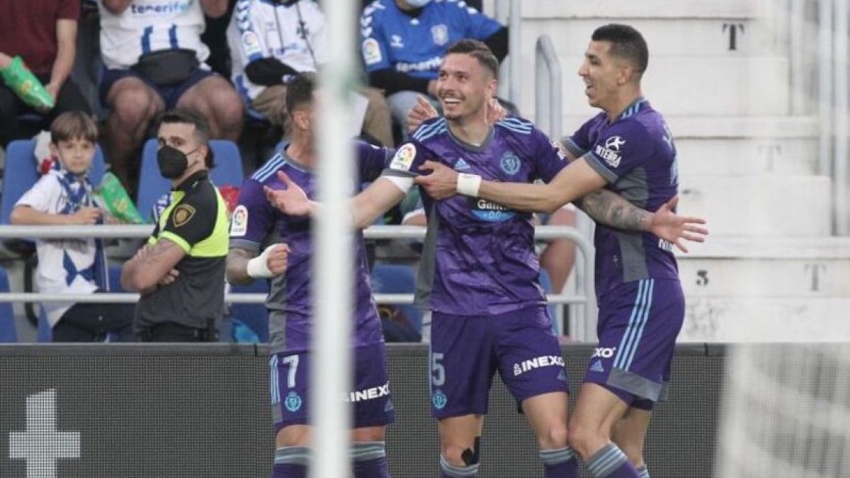 Javi Sánchez festeja su gol con El Yamiq y Sergio León. / LA LIGA