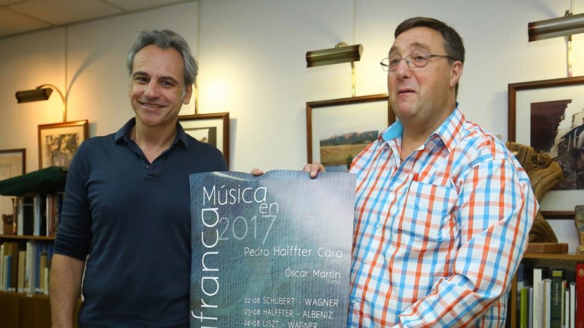 El compositor y director de orquesta, Pedro Halfter (I), junto al alcaldede Villafranca del Bierzo (León), Jose Manuel Pereira (D), durante la presentación del cartel y programa de los conciertos 'Música en Villafranca 2017'.-ICAL