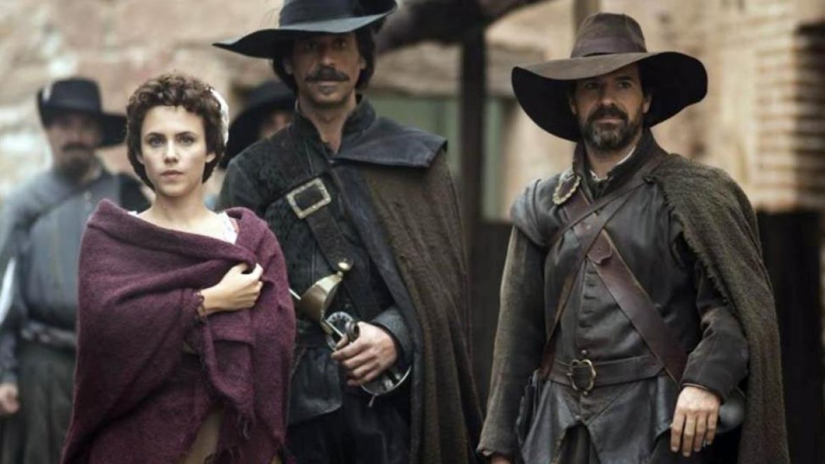 Aura Garrido, Nacho Fresneda y Rodolfo Sancho, en una escena del episodio dedicado a Napoleón, de 'El Ministerio del Tiempo'.-TVE