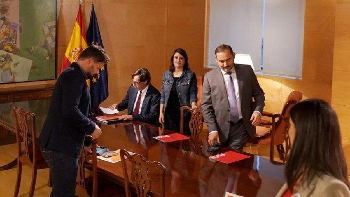 La mesa negociadora.-