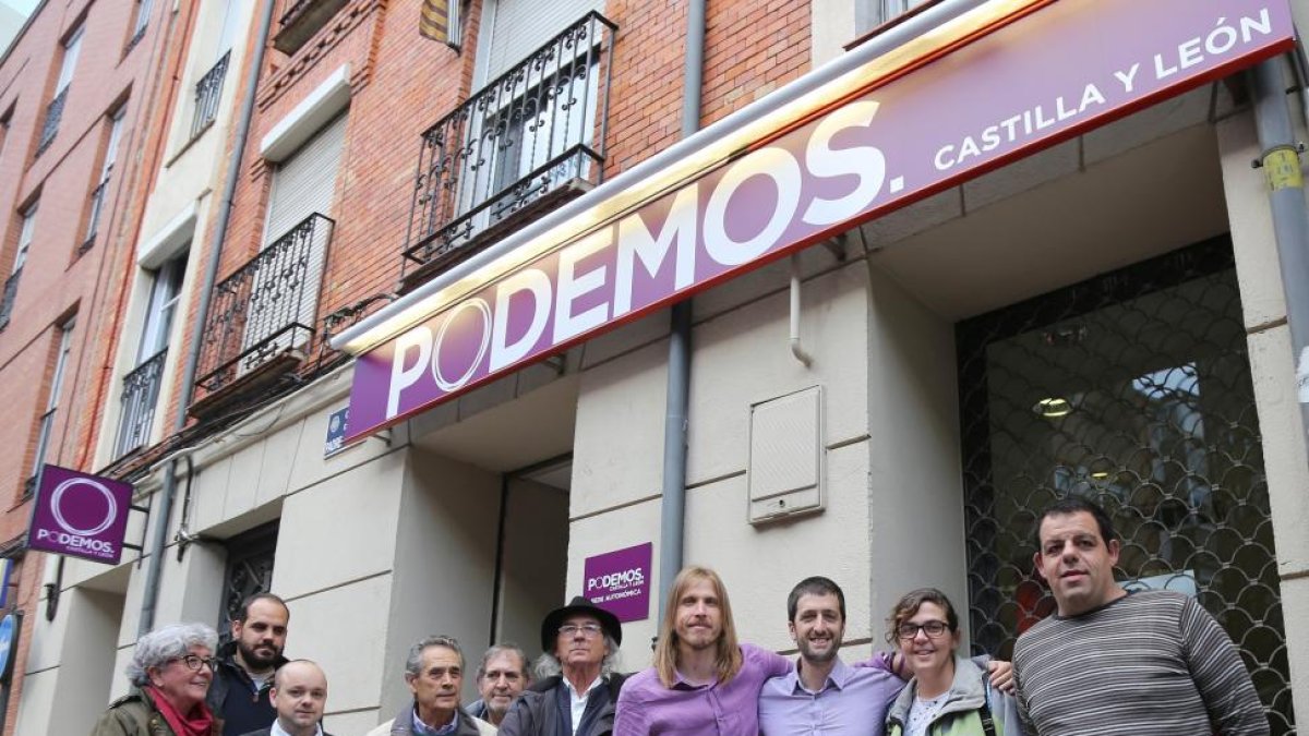 El secretario autonómico de Podemos, Pablo Fernández, y miembros de la formación posan a la entrada de la nueva sede en Valladolid.-ICAL