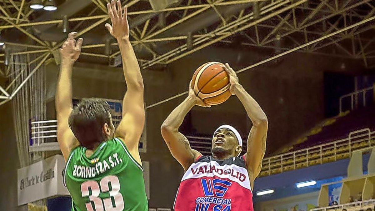 Wade Chatman tira ante el punteo de Orellano, en el Ulsa-Zornotza de Liga-MIGUEL ÁNGEL SANTOS
