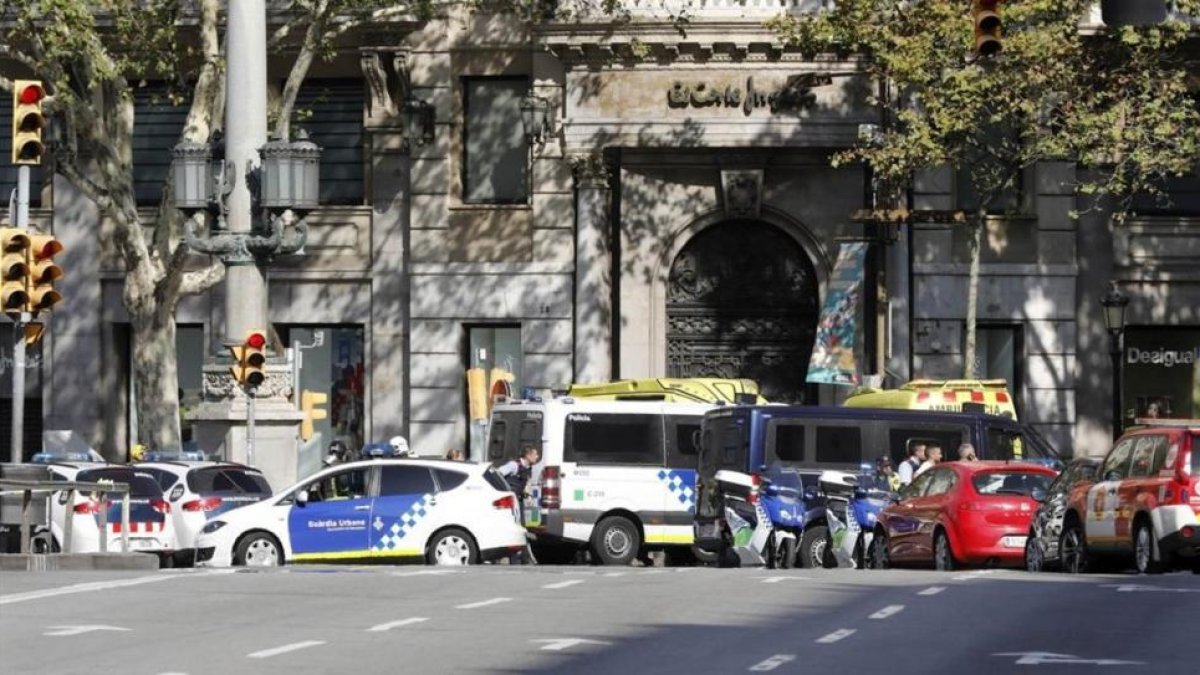Efectivos policiales y de emergencia, en la zona donde ha tenido lugar el ataque terrorista, este jueves, en Barcelona.-PERIODICO (EFE / ANDREU DALMAU)