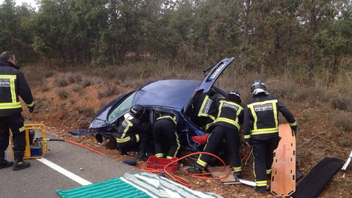Un hombre resulta herido al salirse de la vía y volcar el coche que conducía en Cimanes del Tejar (León-Ical