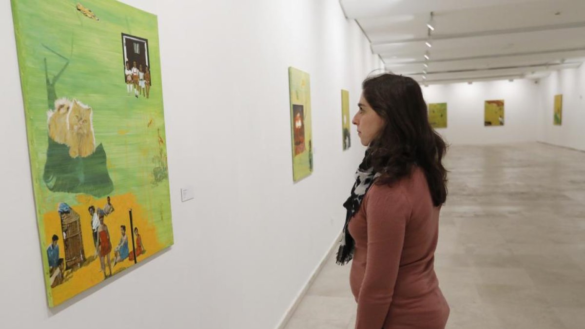 Una mujer observa una de las obras de Javier Bustelo en la Sala 0 del Museo Patio Herreriano.-J.M.LOSTAU