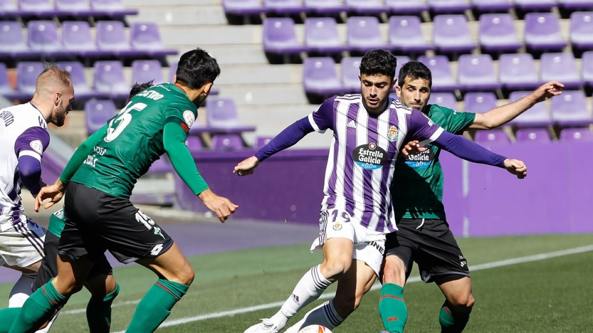Ortuño se marcha de un rival en el choque ante el Racing de Ferrol. / LOSTAU