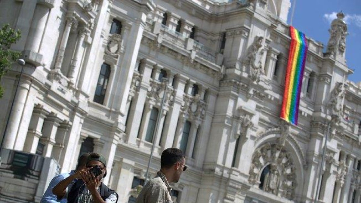 La bandera multicolor del colectivo LGTB, en la fachada del Ayuntamiento de Madrid con motivo de las fiestas del Orgullo en el 2017.-DAVID CASTRO