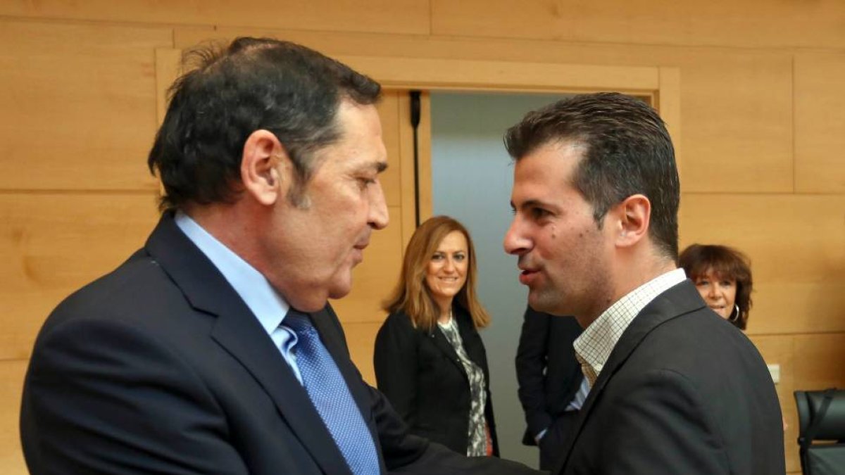 El consejero de Sanidad, Antonio Sáez, conversa con el portavoz del Grupo Socialista, Luis Tudanca, antes de comparecer en las Cortes para explicar su programa de legislatura-Ical
