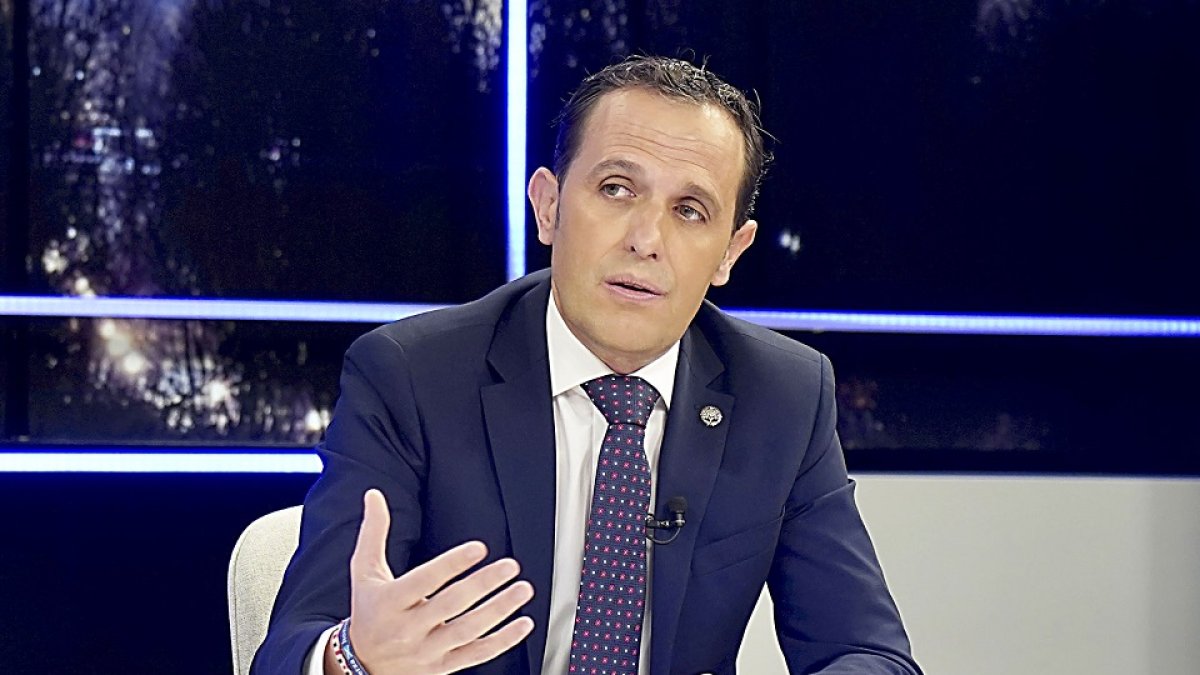 Conrado Íscar en el programa ‘La Quinta Esquina’, emitido ayer en La 8 de Valladolid. MIGUEL ÁNGEL SANTOS