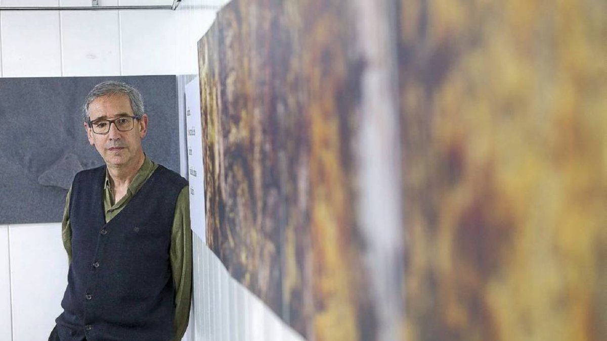 El artista Luis Marigómez junto a su obra-Pablo Requejo