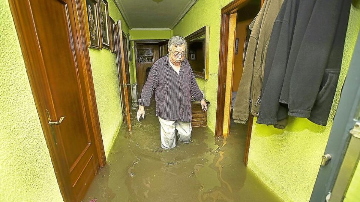 Un mirobrigense muestra el agua que en la tarde de ayer se coló en su vivienda.-ICAL
