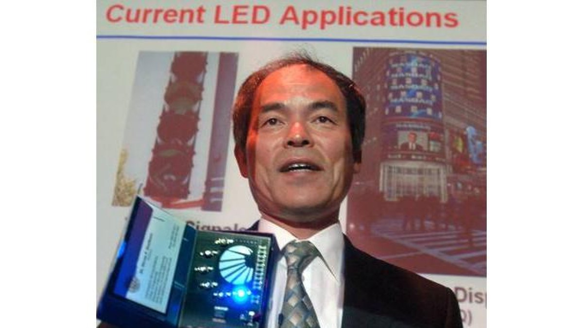 El Nobel de Física recae en tres japoneses por inventar de luz LED azul