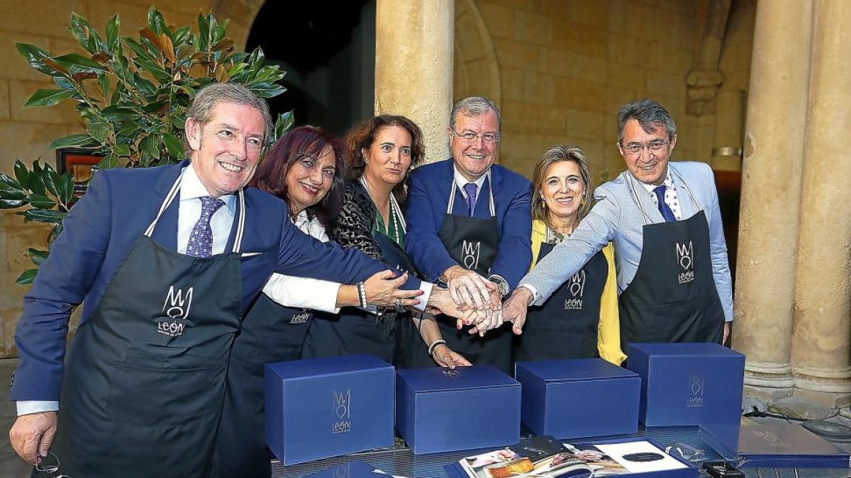 Javier Vega, Maria Ángeles Luengo, Josefa García Cirac, Antonio Silván, María José Salgueiro y Juan Martínez Majo en la presentación de ‘León, capital española de la gastronomía 2018’.-ICAL