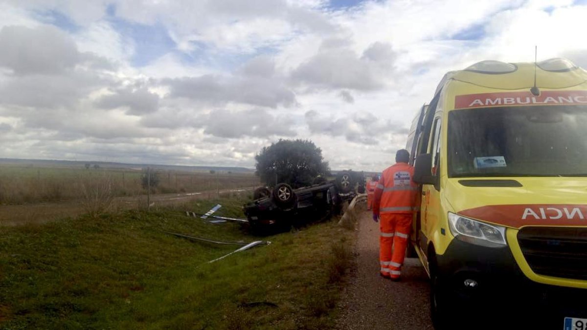 Vuelca un turismo en la A-6 a la altura de Villanueva de los Caballeros (Valladolid). -TWITTER BOMBEROS_VA