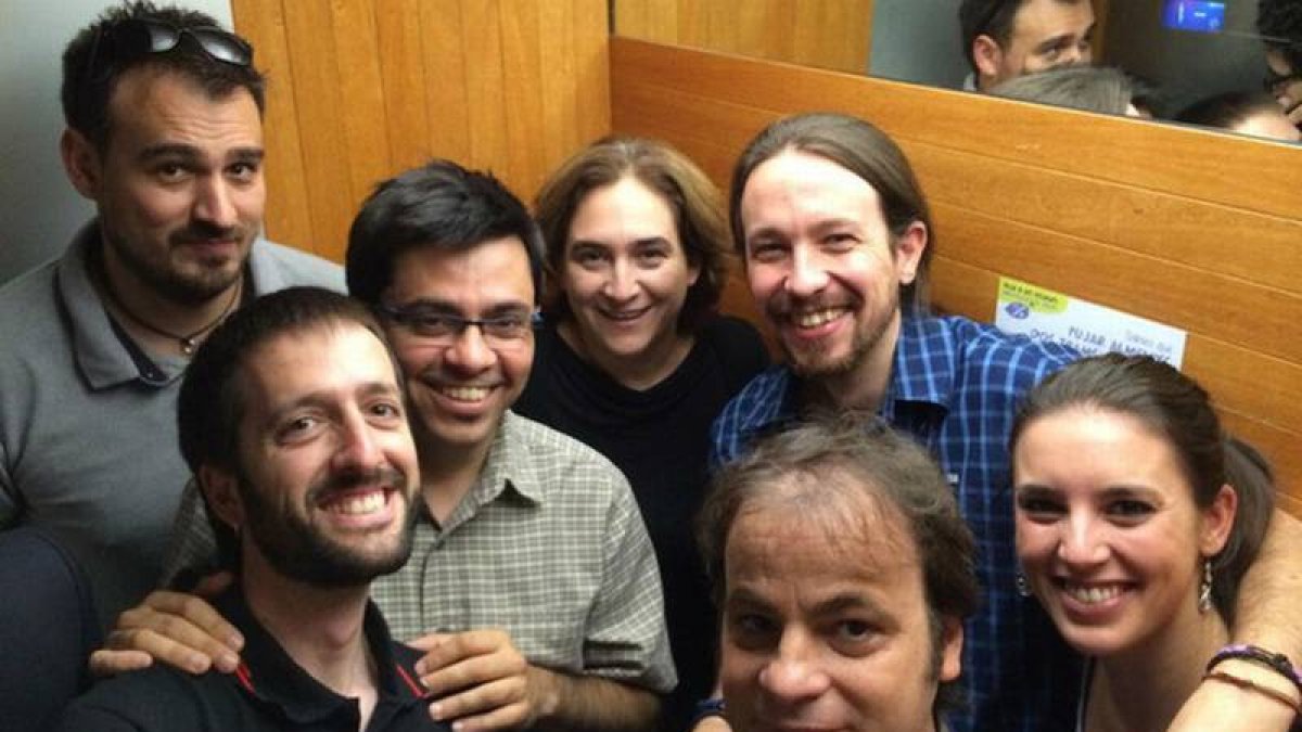 Imagen colgada por Pablo Iglesias en su cuenta de Twitter del encierro en un ascensor en el Ayuntamiento de Barcelona, junto a Ada Colau y miembros de su equipo.-Foto: TWITTER