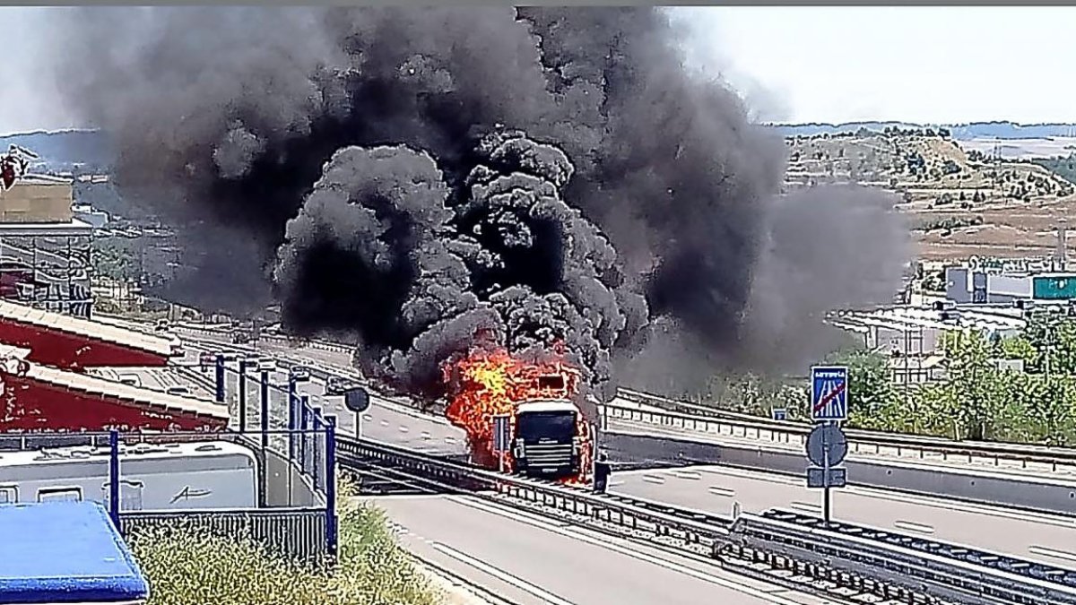 Incendio de un camión en la A-60 .-ICAL