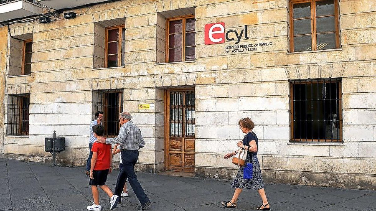 Oficina del ECyL en Cadenas de San Gregorio.-ROBERTO FERNÁNDEZ