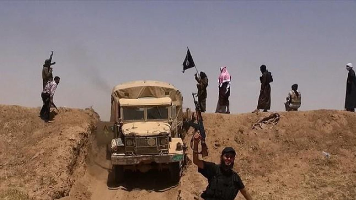 Imagen de combatientes del Estado Islámico en Irak, cerca de la frontera siria, hecha pública en una cuenta yihadista de Twitter.-