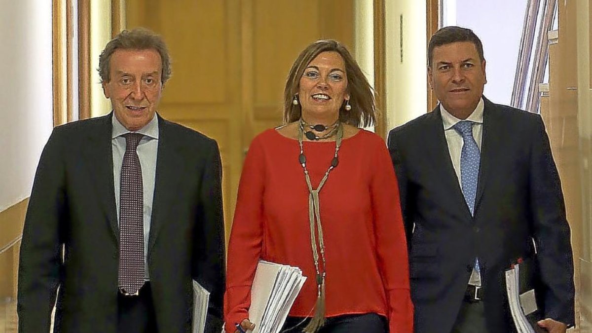 De Santiago-Juárez, Marcos y Carriedo dirigiéndose a la rueda de prensa posterior al Consejo de Gobierno.-ICAL