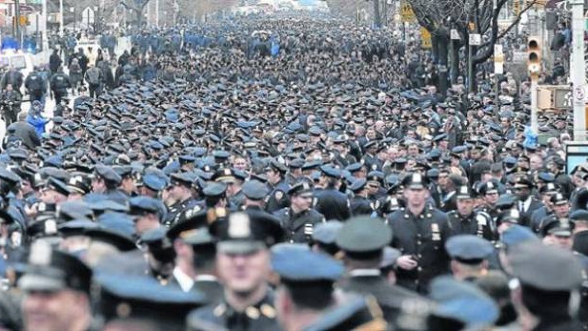 Sobrecogidos 8 Una multitud de policías llenar la calle 65 de Nueva York en el funeral de Wenjian Liu, uno de los agentes asesinados.-Foto:  REUTERS / MIKE SEGAR