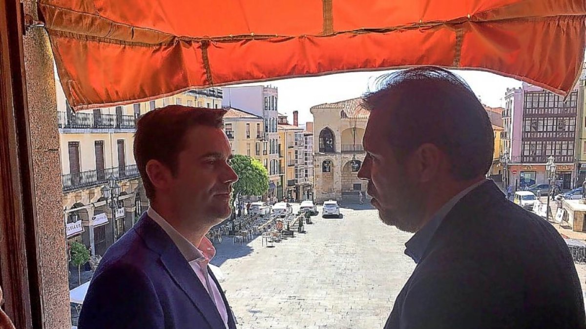 Estuvo reunido con el acalde de Zamora, Francisco Guarido, pero el regidor de Valladolid, Óscar Puente, estuvo solo en la foto del balcón municipal del Ayuntamiento de Zamora. Solo la presencia del primer teniente de alcalde, el socialista Antidio Fagúnde-E. M.