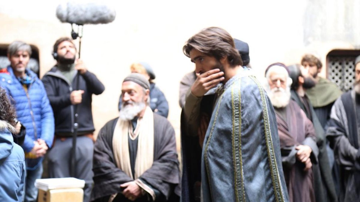 La producción de televisión 'La Catedral del Mar' efectúa una jornada de grabación en varias localizaciones de Segovia capital. En la imagen, el actor, Aitor Luna-ICAL
