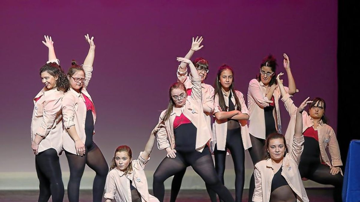 Varios jóvenes bailan una coreografía durnate el acto del 25º aniversario de la asociación.-J.M. LOSTAU