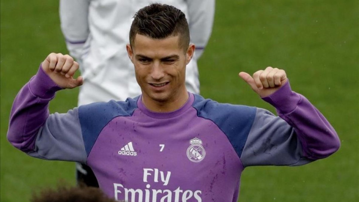 Cristiano, durante un entrenamiento del Madrid en Valdebebas.-EFE / JUANJO MARTÍN