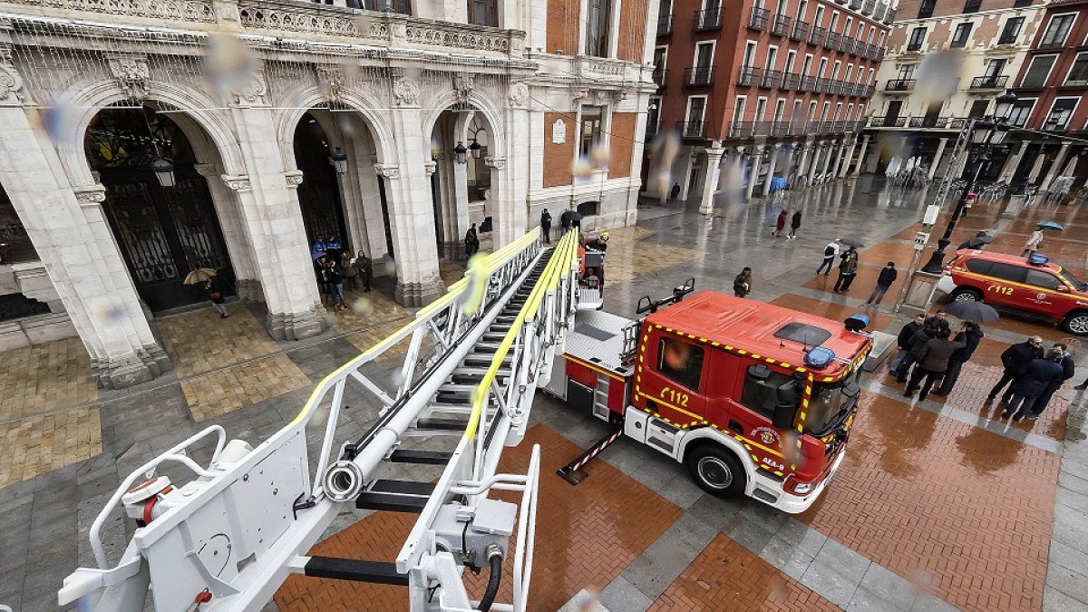 Camión de Bomberos en la Plaza Mayor el pasado mes de enero, en la inauguración de una nueva escala. PABLO REQUEJO