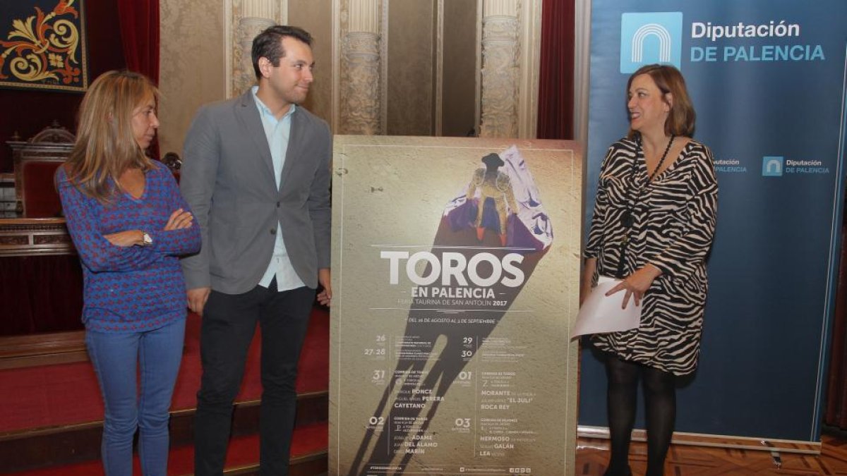 La presidenta de la Diputación, Ángeles Armisén (D), acompañada por la diputada responsable de la Plaza de Toros, Carmen Fernández (I); y el representante de la empresa Martínez Flamarique, Manuel Martínez Azcárate, presenta el cartel de la Feria Taurina.-ICAL
