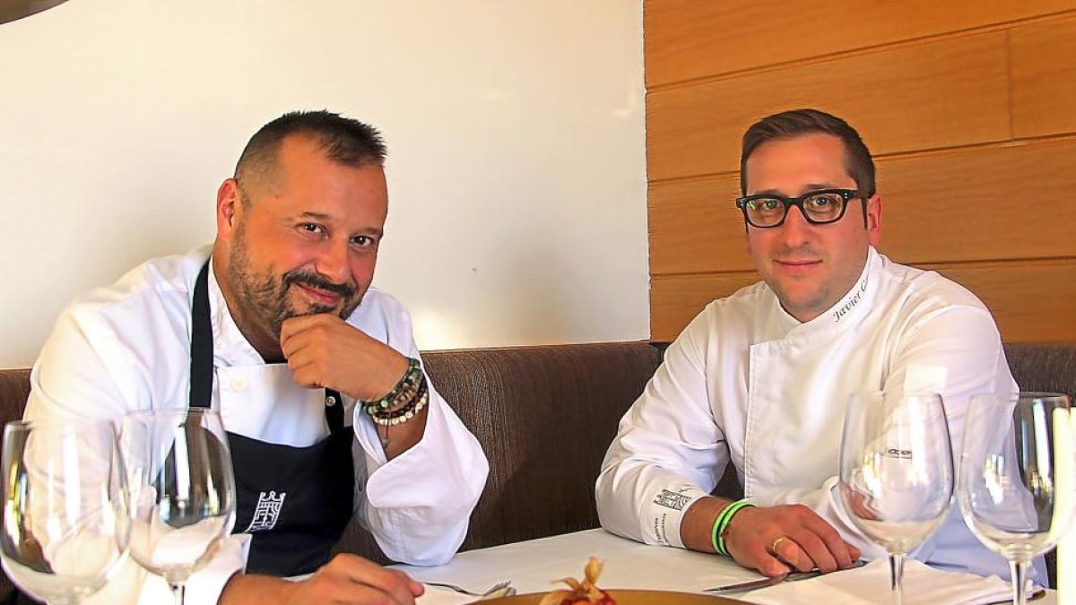 Vicente Bravo y Javier García posan con uno de sus platos.-J.L. CABRERO