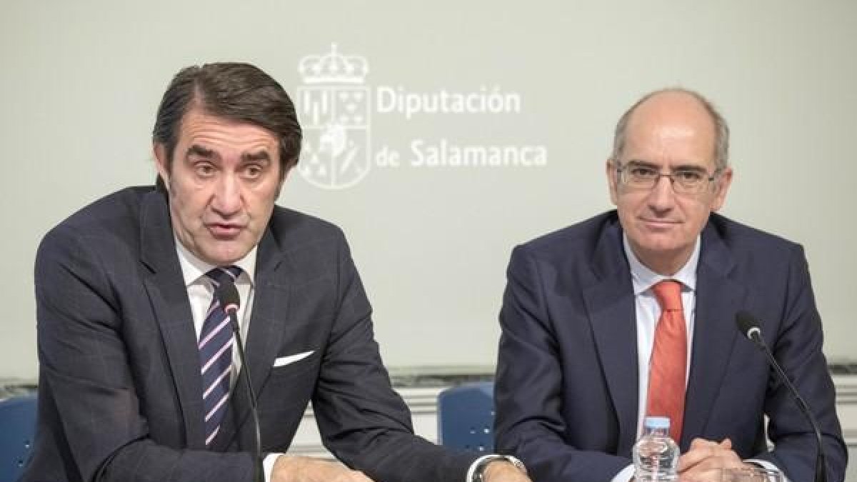 El consejero de Fomento y Medio Ambiente de la Junta de Castilla y León, Juan Carlos Suárez-Quiñones, se reúne con el presidente de la Diputación de Salamanca, Javier Iglesias.-DAVID ARRANZ ICAL