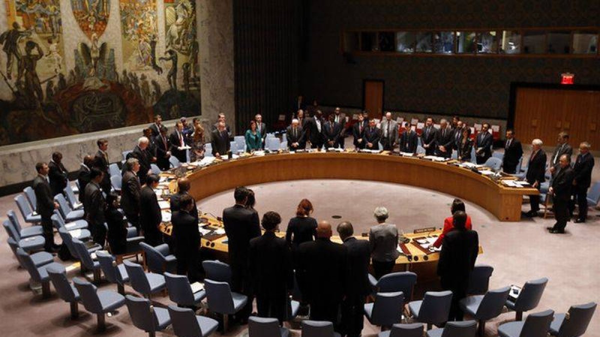Los miembros del Consejo de Seguridad de la ONU guardan un minuto de silencio por las víctimas del terrorismo, esta madrugada.-Foto: AP / JASON DECROW
