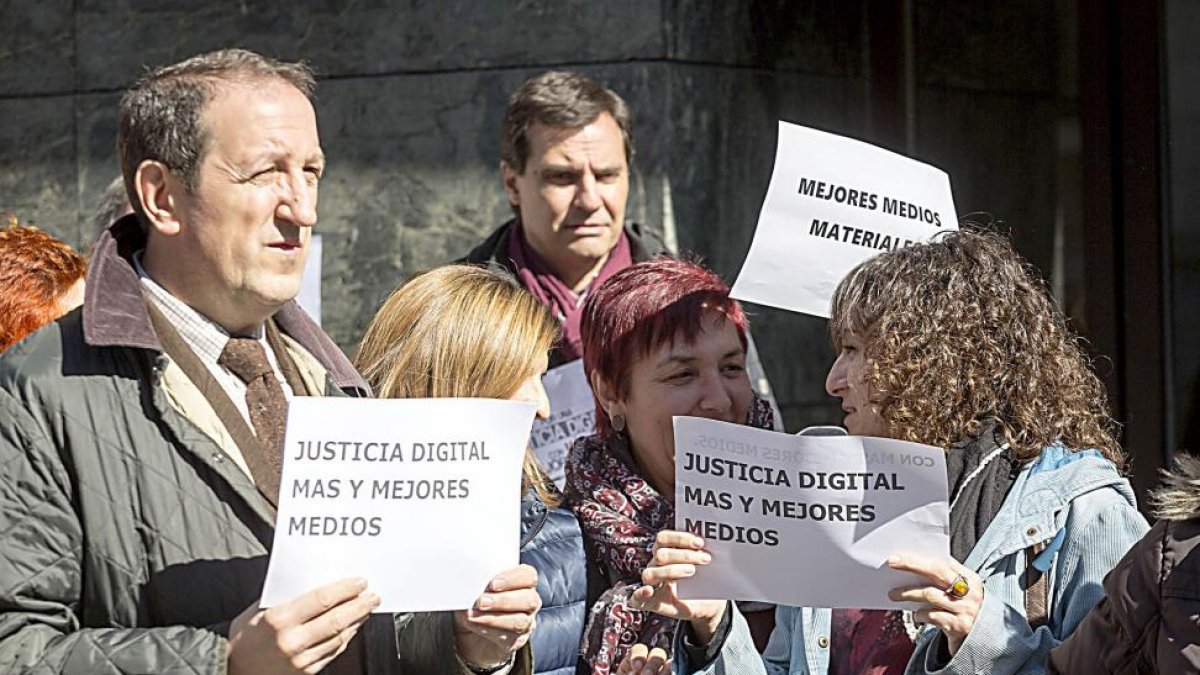 Funcionarios de la Administración de Justicia, concentrados ayer en la sede de la calle Angustias, piden más medios para la  ‘justicia digital’.-MIGUEL ÁNGEL SANTOS