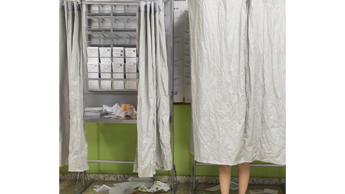 Una persona elige su voto el pasado domingo en un colegio electoral.-ANTONIO HEREDIA