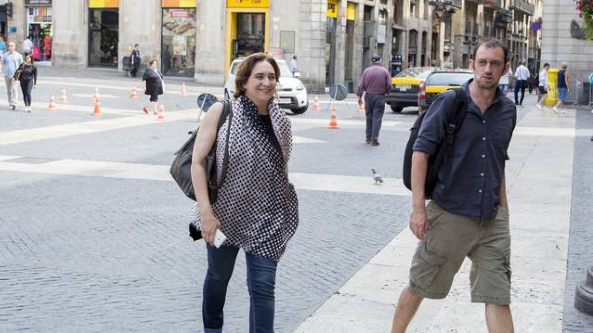 Ada Colau, este viernes en la plaza Sant Jaume, a punto de entrar al Ayuntamiento de Barcelona.-Foto: FERRAN NADEU