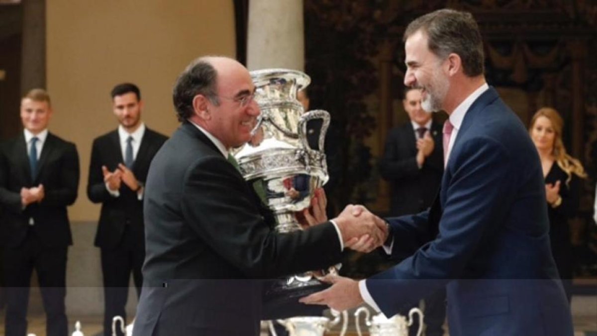 El rey Felipe VI entrega la Copa Stadium a Ignacio Galán, presidente de Iberdrola.-FRANCISCO GÓMEZ (CASA REAL)