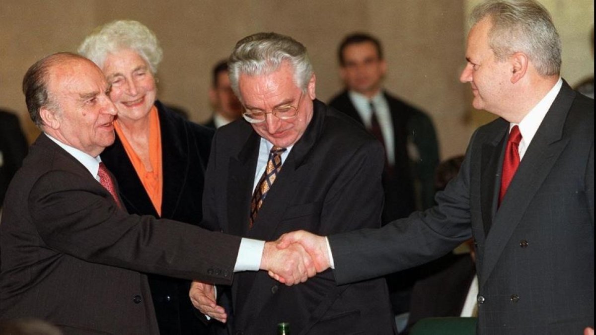 De izquierda a derecha: Alija Izetbegovic, Franjo Tudjman y Slobodan Milosevic, en una cumbre en Roma, el 17 de febrero de 1996.-AP / JEROME DELAY