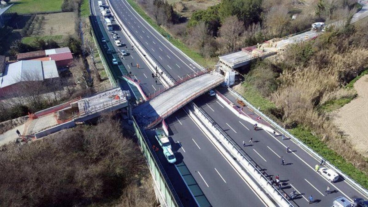 Muere un matrimonio al caer un puente sobre su vehículo en la autopista A14 cerca de Ancona (Italia).-EFE / POLIZIA ITALIANA