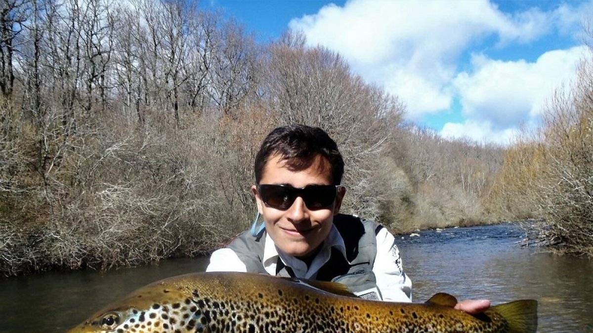 El pescador abulense y campeón de España de salmónidos mosca Juventud, Sergio Heredero con un truchón del Pisuerga.-LEONARDO DE LA FUENTE