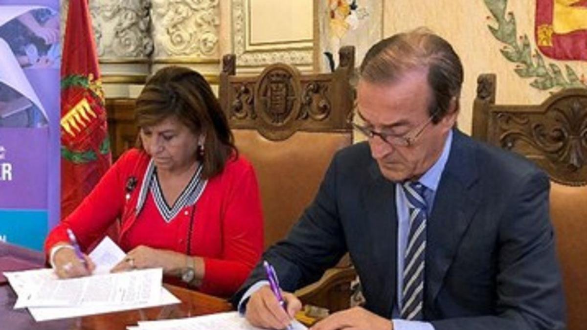 La concejala de Educación, Infancia e Igualdad y el presidente de la Asociación Unión de Empresas de Limpieza y Servicios de Valladolid (UDELVA) firman un convenio por el que la empresa se suma al Plan de Inserción laboral.-ICAL